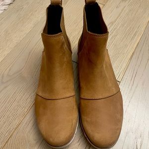 Like new, Sorel Harlow Chelsea Boot. Taffy color, size 8